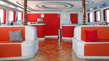 Geräumiger Saloon mit Bar